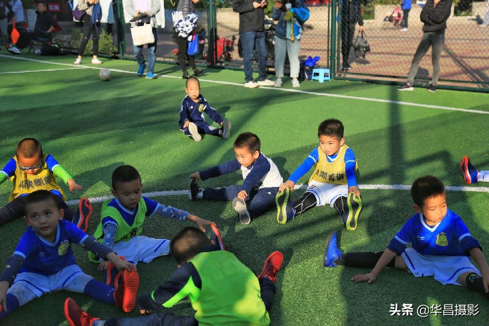 儿童足球训练搞笑瞬间,小孩足球训练10个基本动作