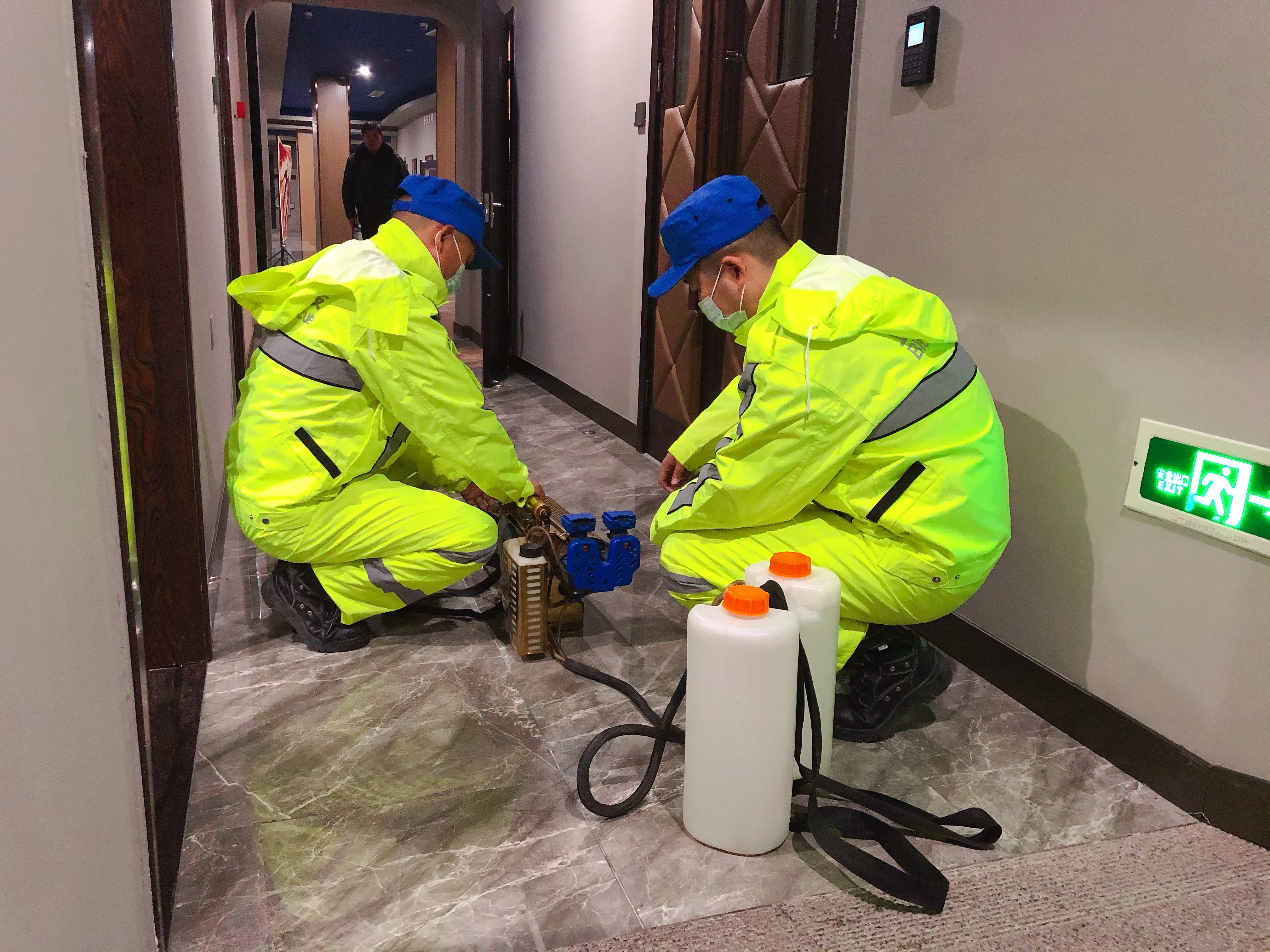 “硬核”防护|溧阳蓝天救援队助力嘉丰影院开启全面消杀工作