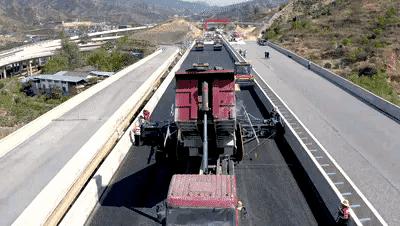 铺路也不用人了，车辆机器自动工作，攀大高速已试验无人施工技术