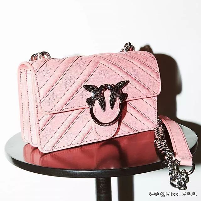 天热了买件衣服,天热了该买什么衣服呀