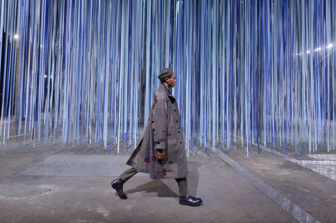 明星参加时装周的着装图片,揭秘明星扎堆时装周