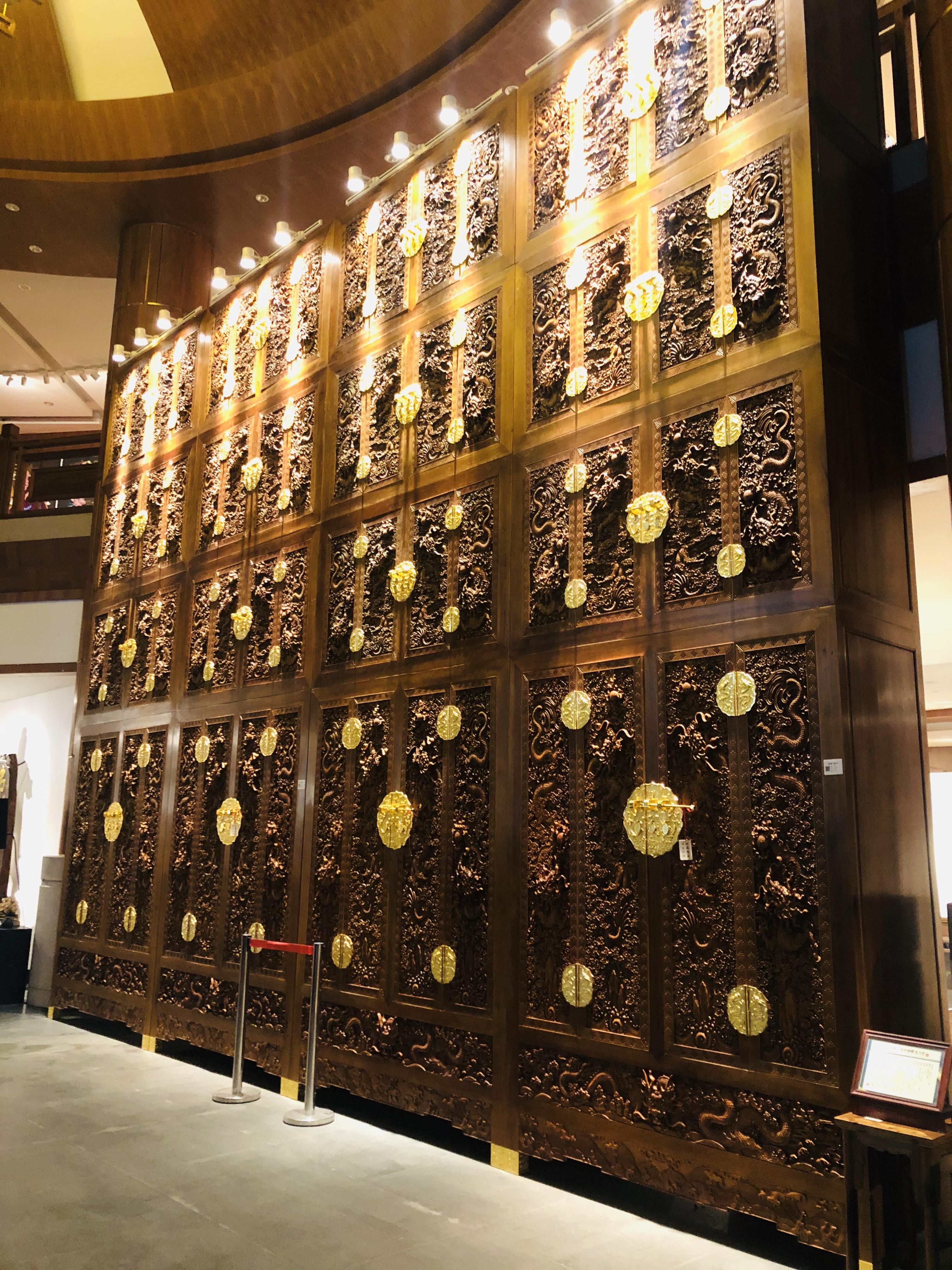 金丝楠木和大红酸枝家具哪种好,金丝楠木家具适合放在卧室内吗