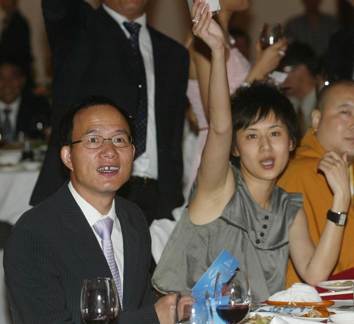 穷小子3万元创业，现在身价超400亿，成为上海首富，却离婚另娶