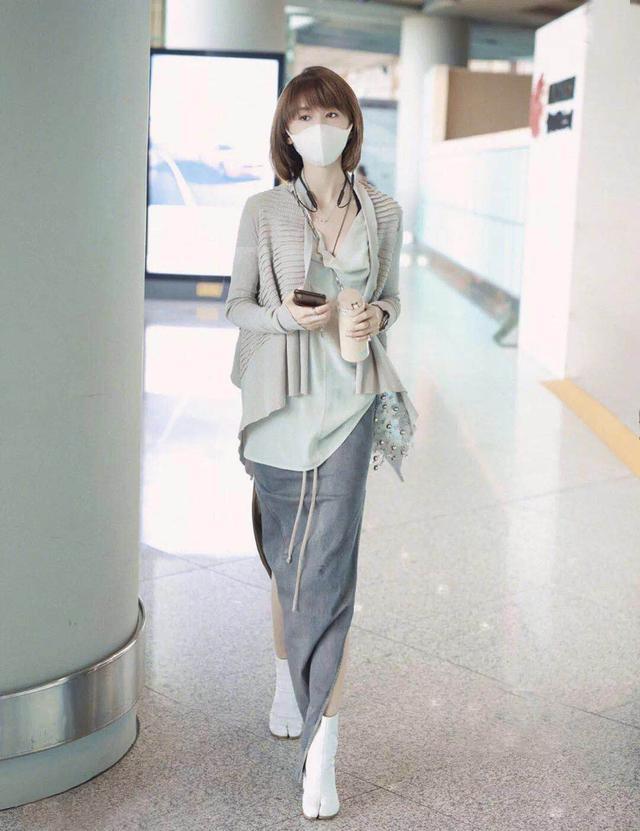 又一双“丑鞋”火了，时髦的人都喜欢把脚趾分开吗？