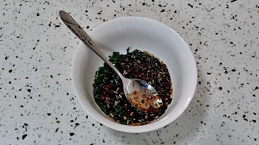 藏了一个冬天的腊猪脚，春天这样做脱骨滑嫩，汤汁香浓，太给力了