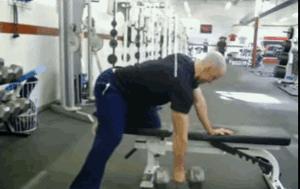 俯身哑铃划船腰酸咋回事,哑铃练背的时候腰酸会不会伤腰