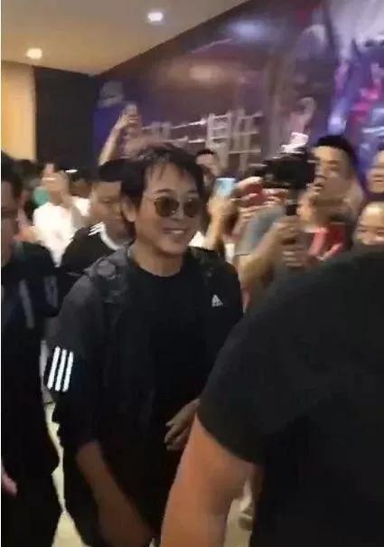 洪金宝老态照片,洪金宝现身街头满头白发