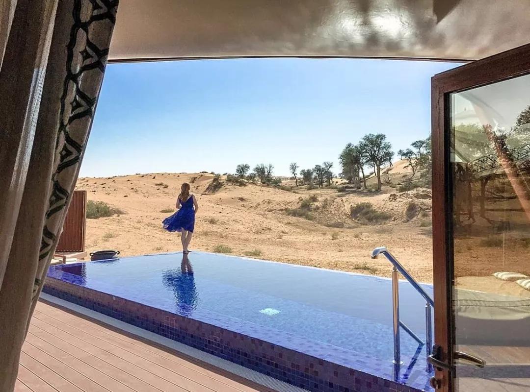 演艺圈里的职业赛车手,他是三个孩子的爸爸的英文怎么说