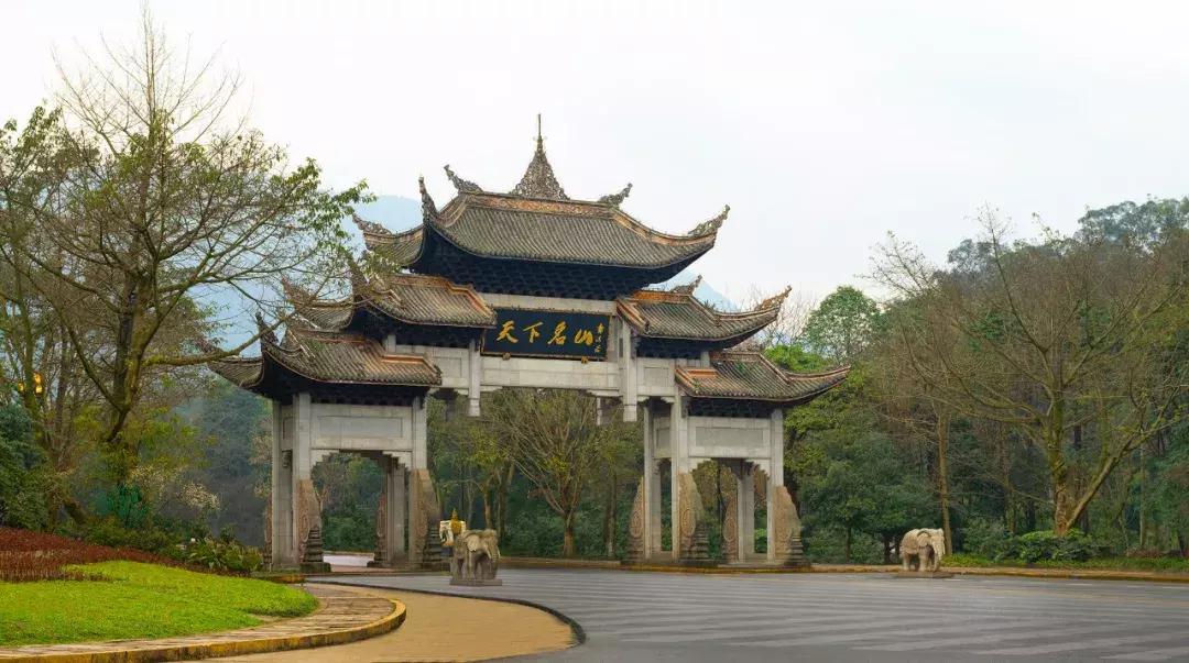 躺酒店床上看风景,躺在星级酒店房间床上看电视