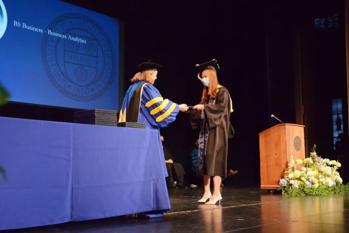 把领英当朋友圈发,一个月后,我进了Meta