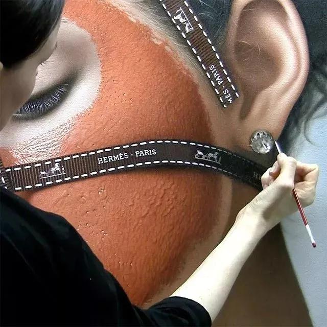 她画的人物栩栩如生用英文怎么说,她画的人物栩栩如生