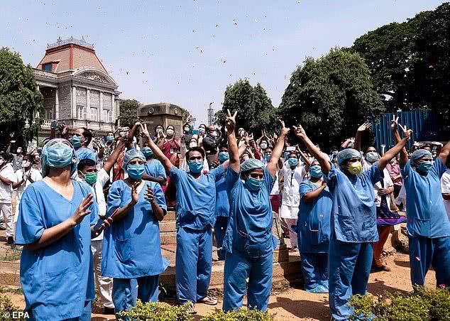 实拍印度直升机撒花向医护致敬 (印度海军向医生致敬)