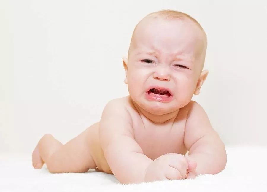 宝宝放屁哭闹使劲怎么缓解,宝宝放屁哭闹蹬腿憋劲