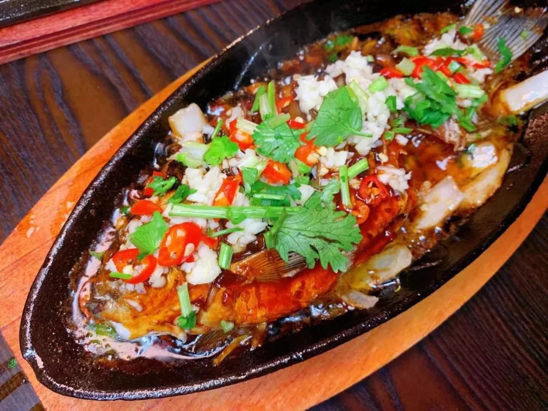 长春这家音乐串吧大块肉按斤称，崂山一元一瓶，青岛喝一箱送一箱