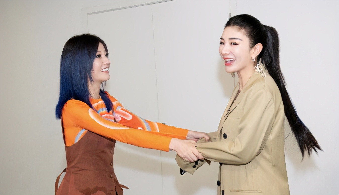 赵薇黄奕两代小燕子同框还珠格格,黄奕赵薇两代小燕子同框