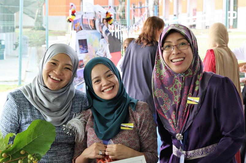 把华人印到*旗国**上，富得流油的世外桃源，王子放弃王位只想踢球！