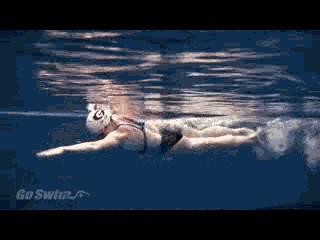 自由泳提高划水效率训练方法,自由泳打腿不露出水面效率高吗