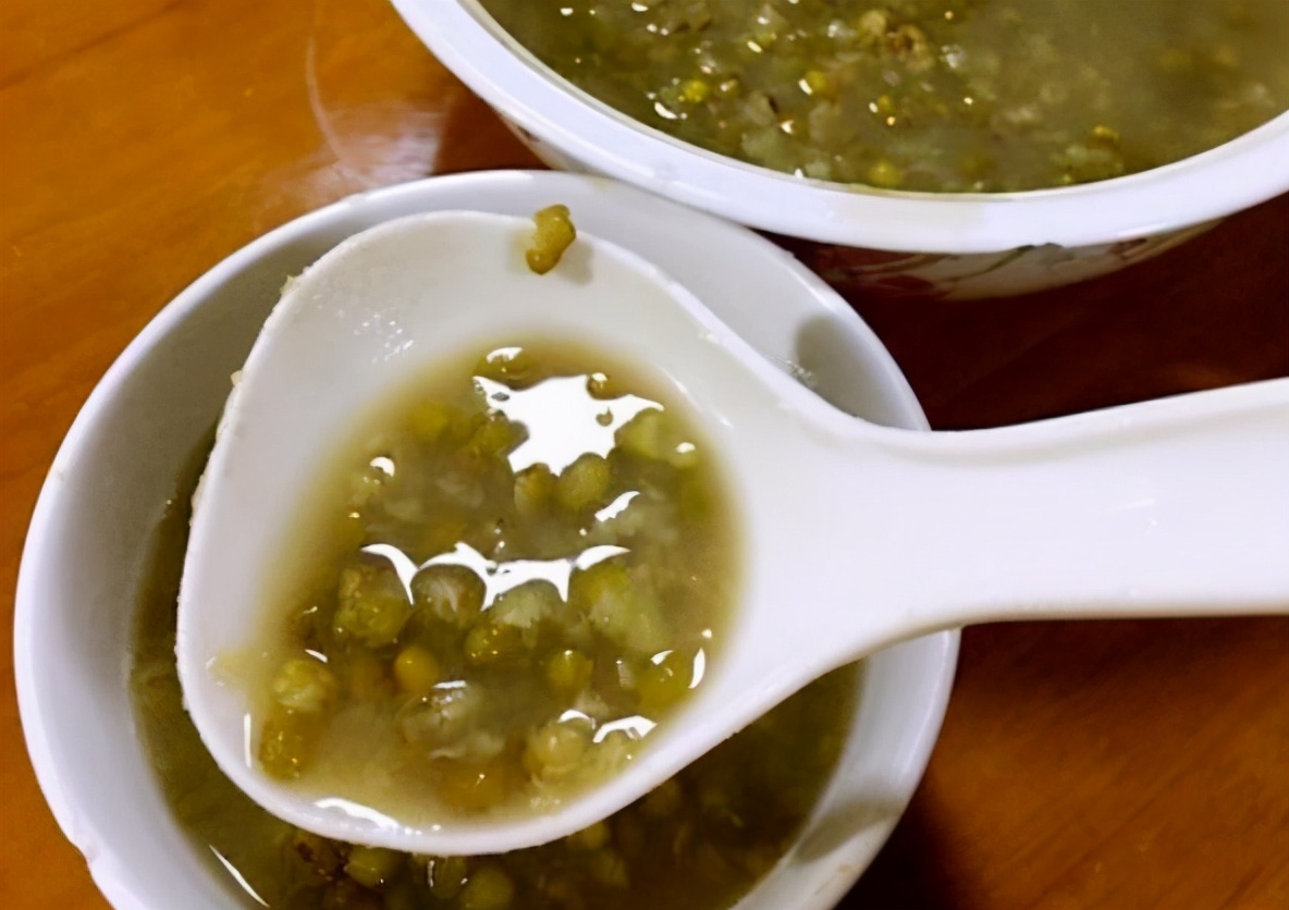 煮绿豆汤怎么不溢,煮绿豆汤怎么防止变红