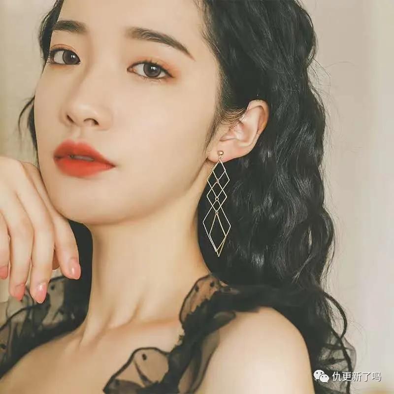 大人打耳洞疼哭了,打耳洞疼哭视频