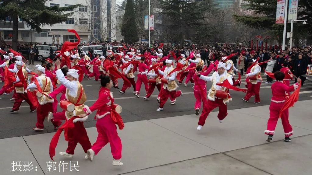 城关镇社火表演安塞腰鼓,社火打腰鼓