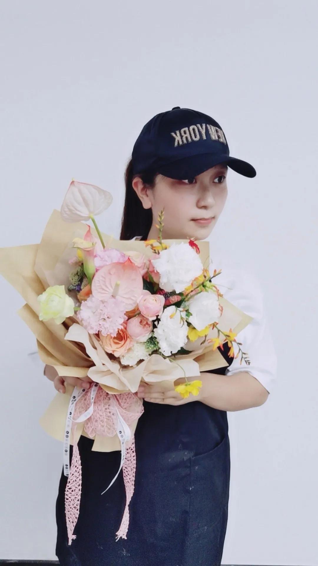 从摆地摊卖花到开实体店,从摆摊卖花到开店