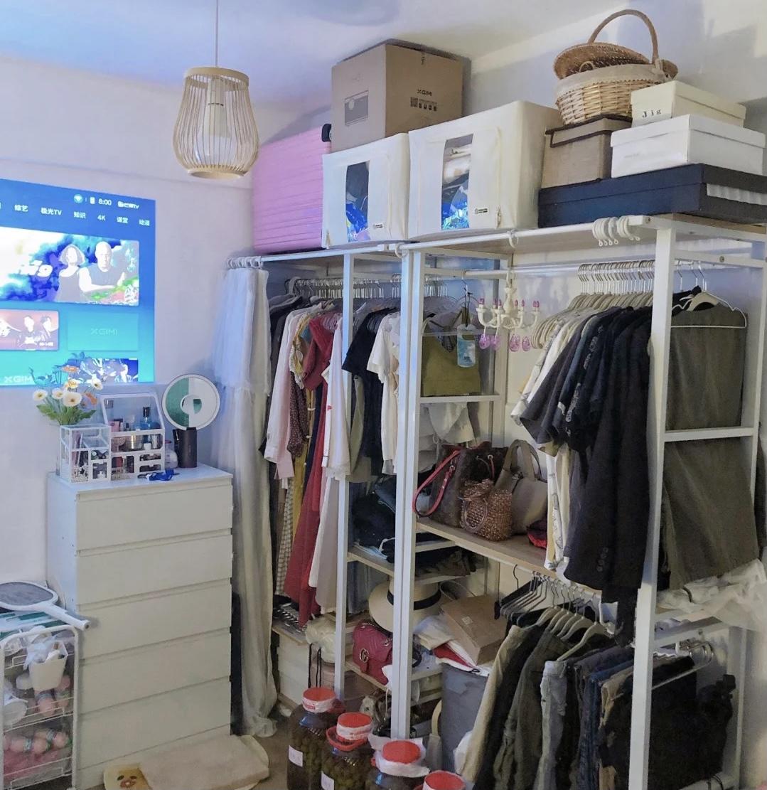 卧室整体定制衣柜与成品衣柜,定制衣柜和买成品衣柜哪个划算