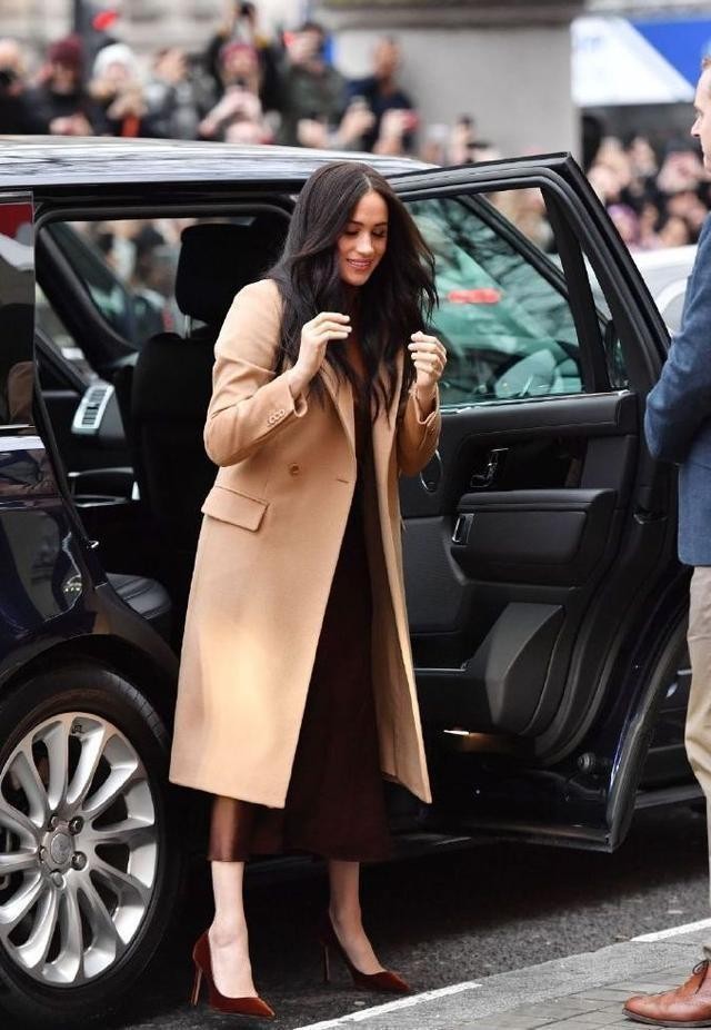 梅根回归王室后首次见女王,梅根出席王室活动不自信