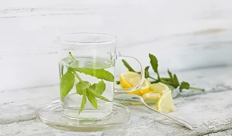 中医建议你喝这三种茶,口臭很尴尬医生教你6招去口气