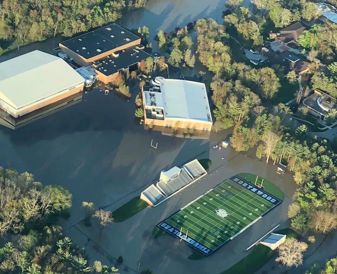 洪水灾害学校,学校下暴雨被水淹了