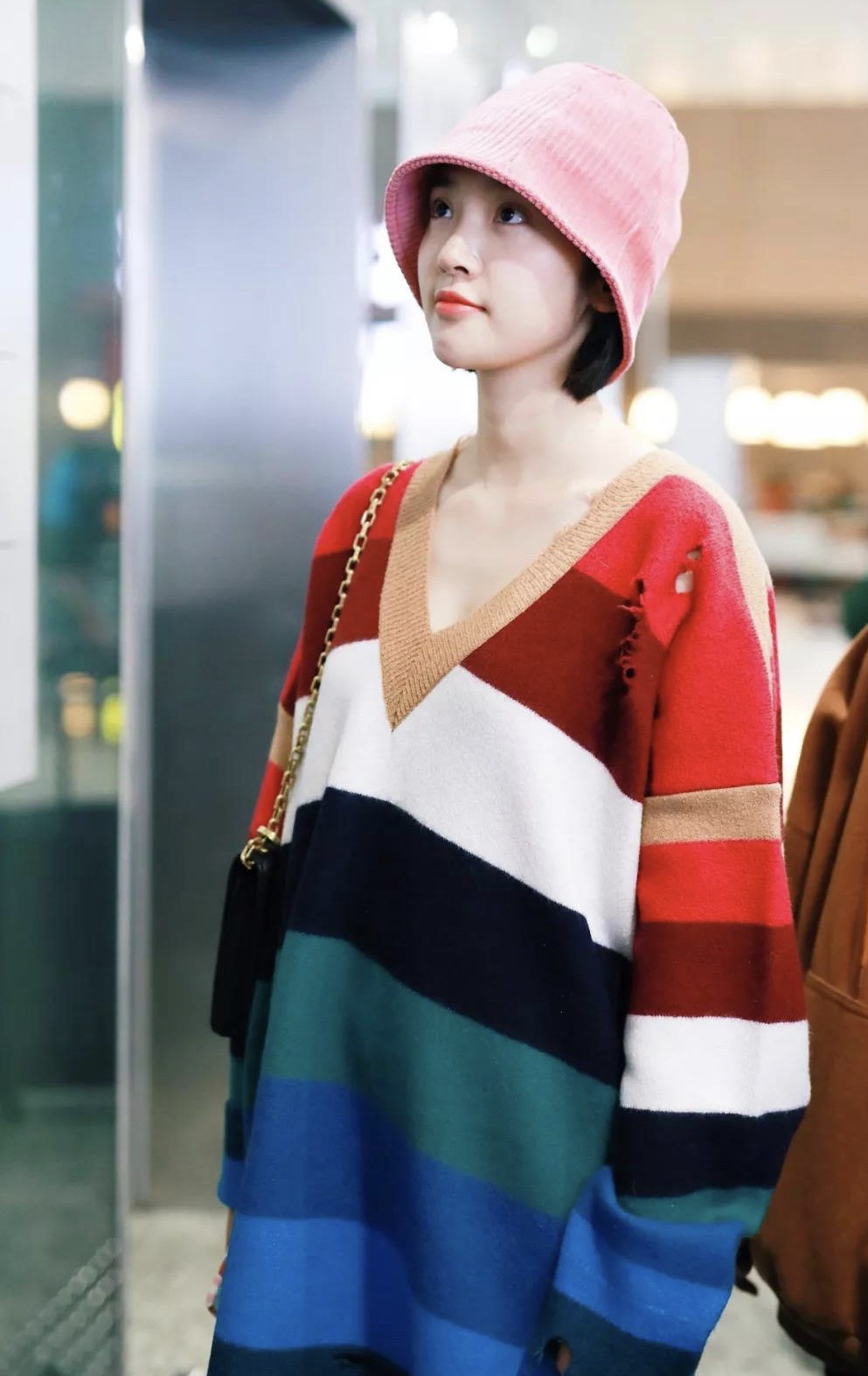 天生“大脸”怎么办？入秋穿毛衣时要注意到这3点，不然太尴尬了