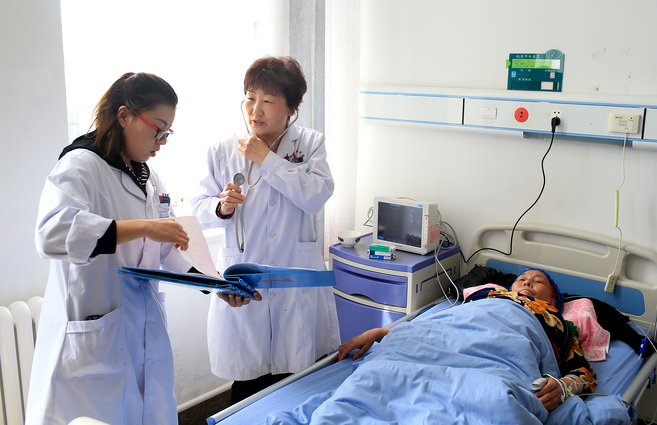 少数民族病人为何如此喜欢这个美女医生？因为她心中有爱