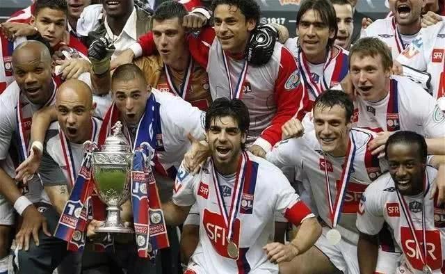 足球青训巴萨,欧洲足球俱乐部青训一共多少梯队