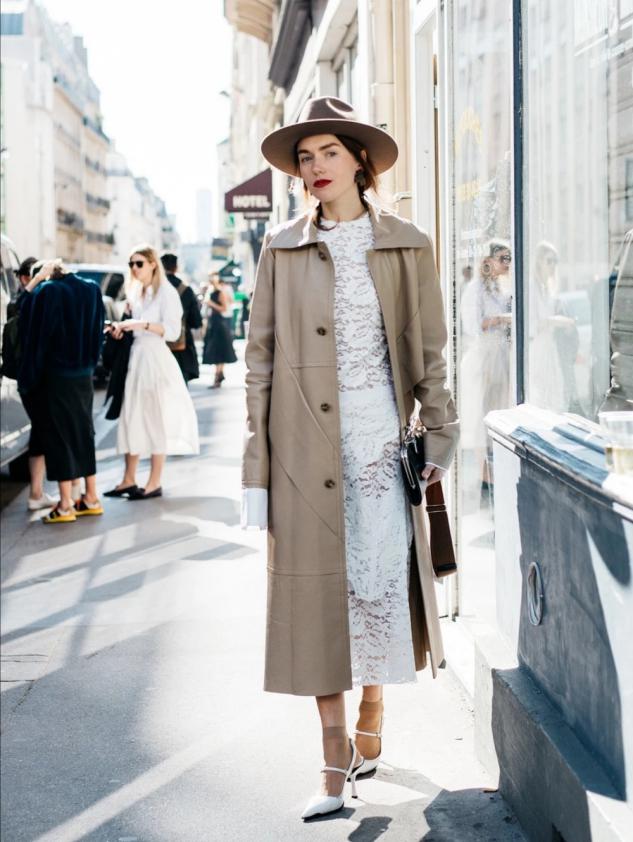 今秋火了一种外套,杏色风衣长款的最佳搭配