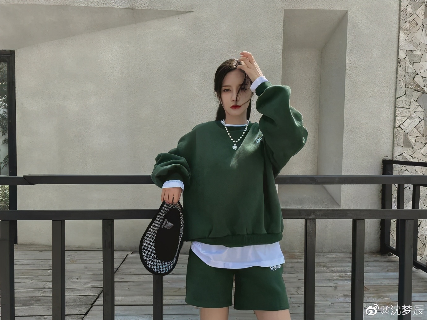 周扬青造型被吐槽脖子短,周扬青深夜晒发照片