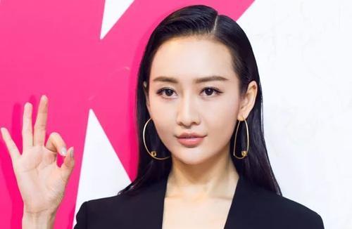 发质偏软m型秃头适合的发型,女生头顶很秃头适合什么发型