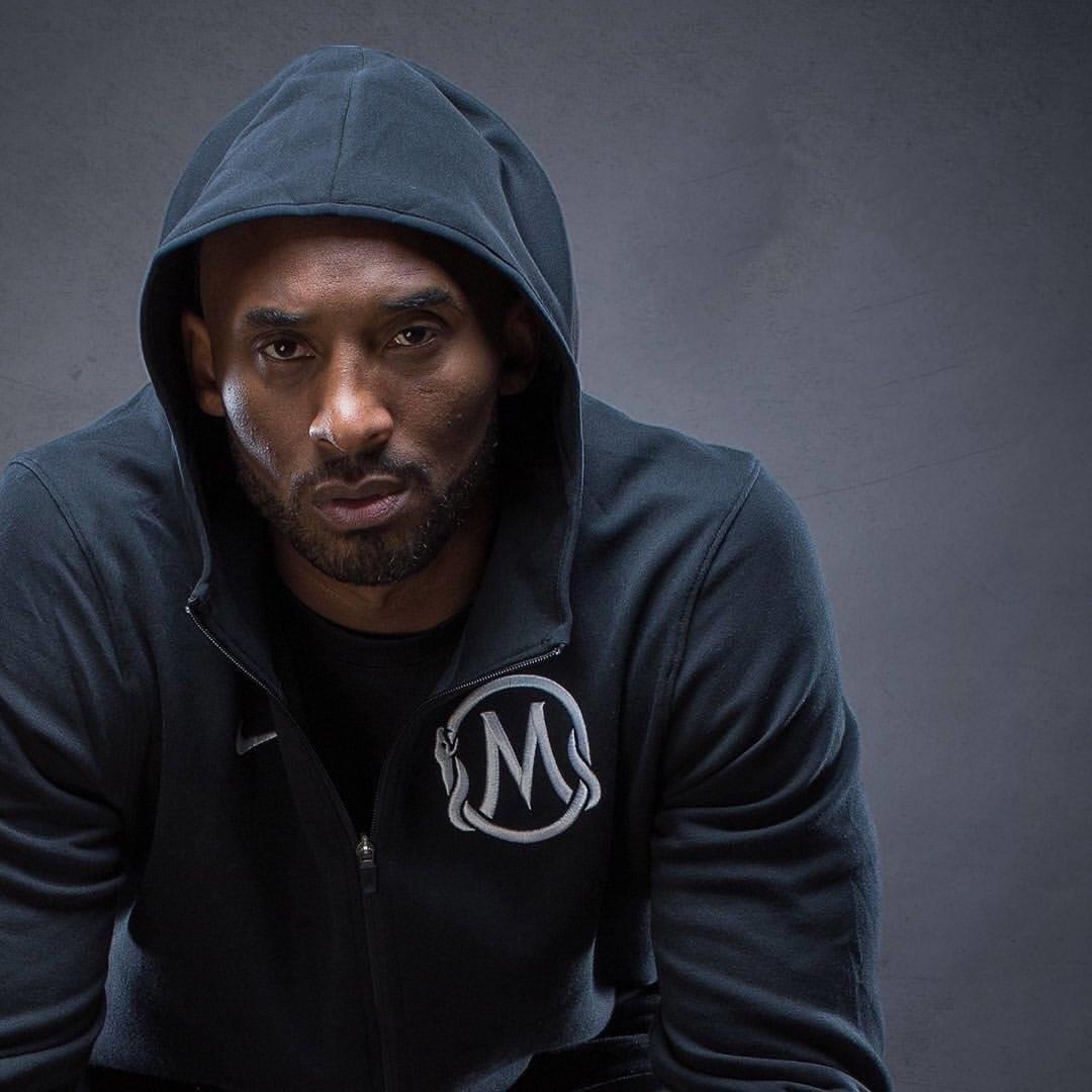 去世后还被继续消费？盗版周边满天飞，时装周摆直升机太讽刺