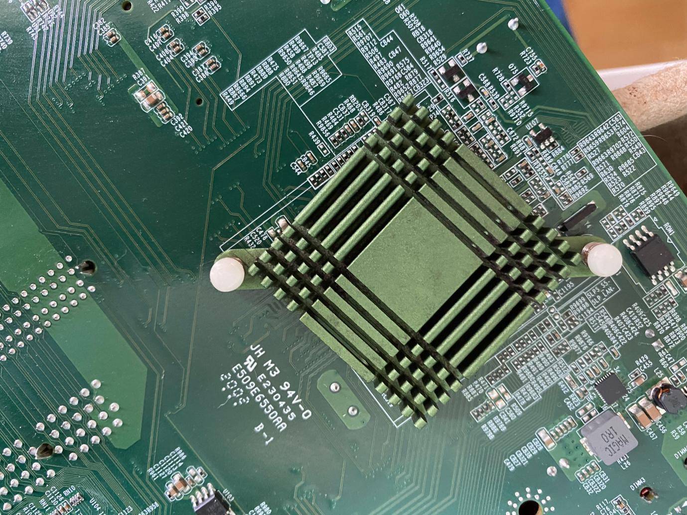 电脑系统是装在主板还是cpu上,电脑换了cpu和主板要重新装系统吗