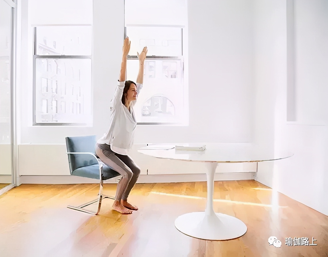 办公室瑜伽缓解全身疲劳,适合办公室健身瑜伽初级教程
