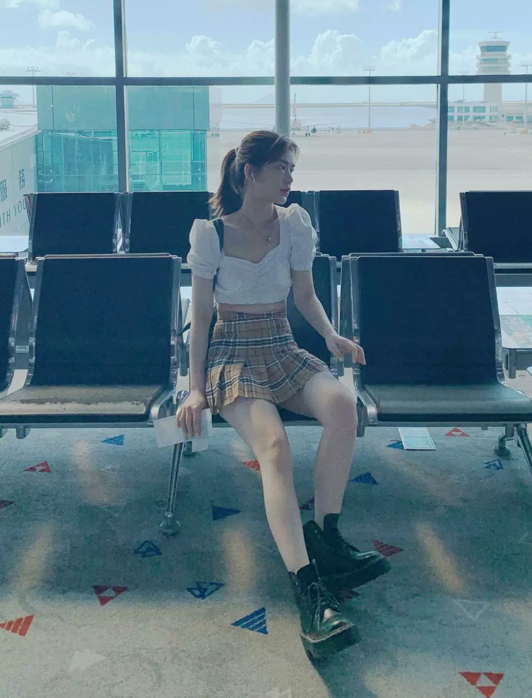 一点也不热，酷妹的马丁靴里都有空调