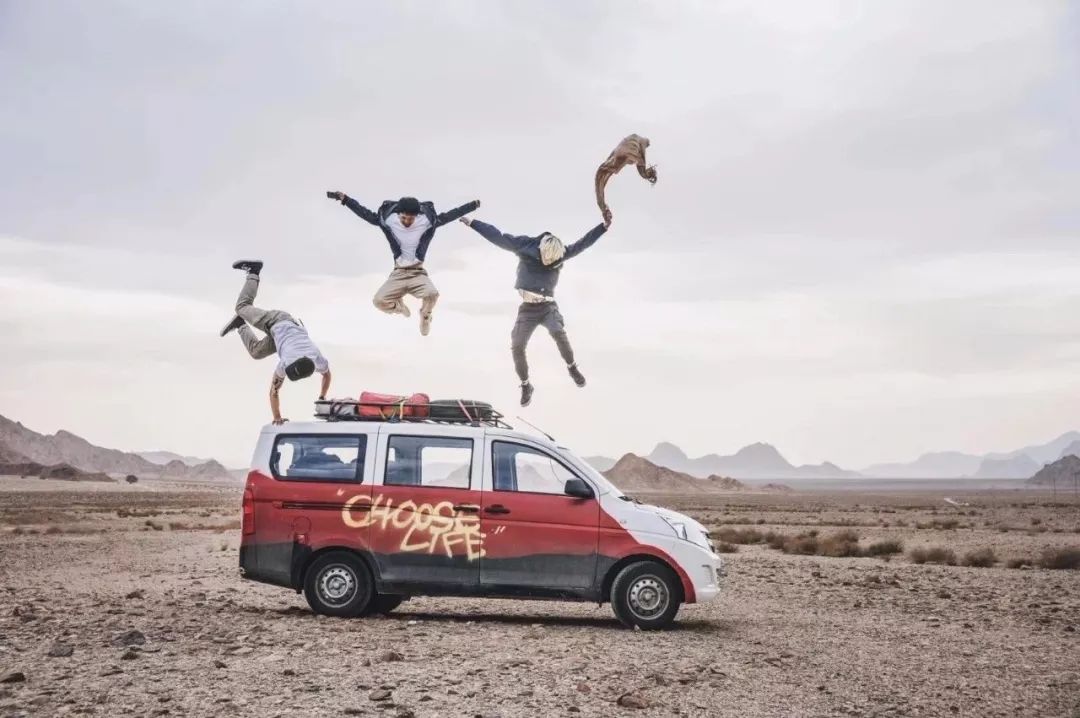 95后开着五菱环游世界,95后开面包车环游世界