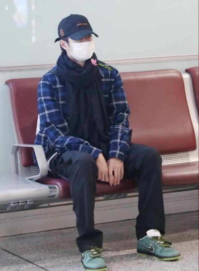 谁说王一博只是赛车男孩，除了摩托车和头盔，他还有个烧钱的爱好