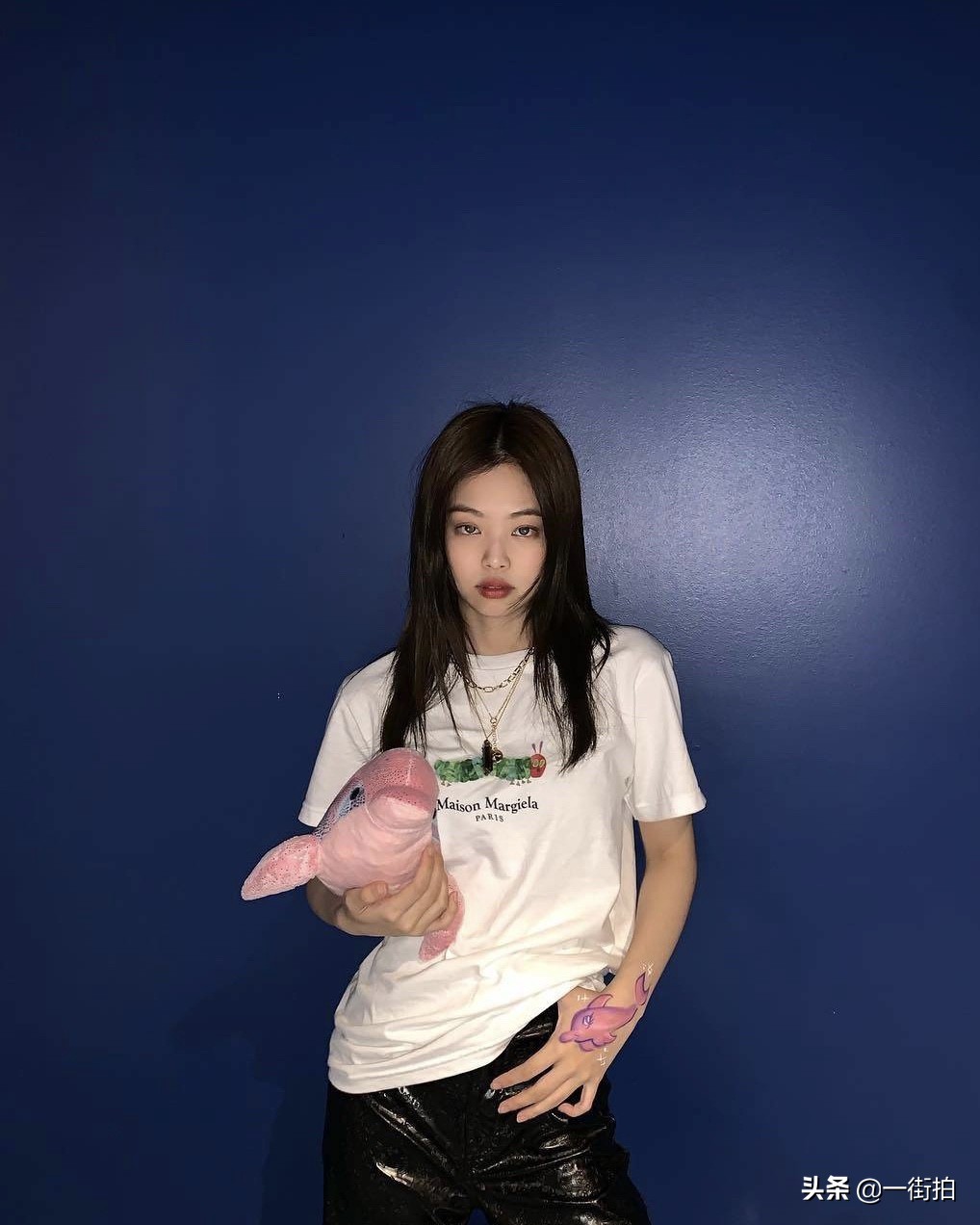 jennie白t黑长裤,jennie徒步穿搭