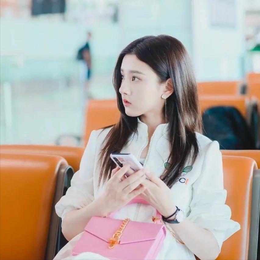 粉红色大衣配什么颜色打底衫好看,粉红色外套里面搭配什么颜色最好