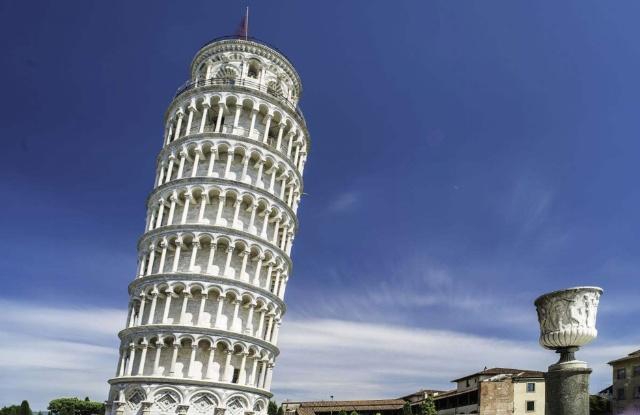 比萨斜塔为何倾斜不倒塌,比萨斜塔扶正需要4千年吗