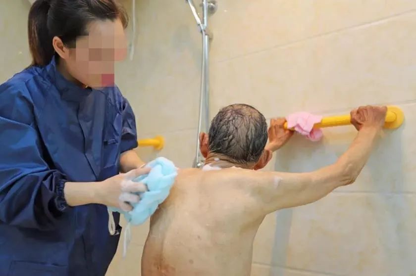 为了照顾他，只能绑住他｜养老院最残酷也最真实的一面