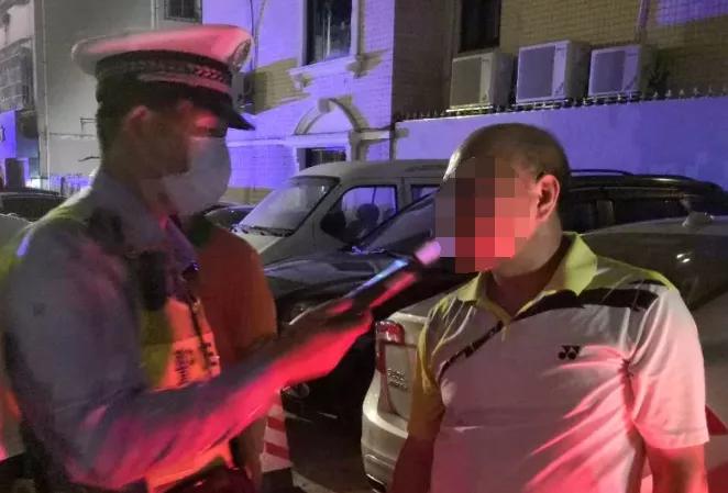 珠海男子下楼挪车撞上奔驰，刮出两条划痕竟被要价5万！一气之下报警却反被抓走！