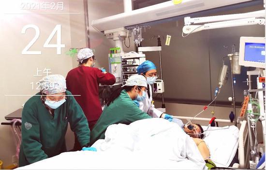 呼吸球囊一次挤压多少,10000次按压挽救婴儿生命