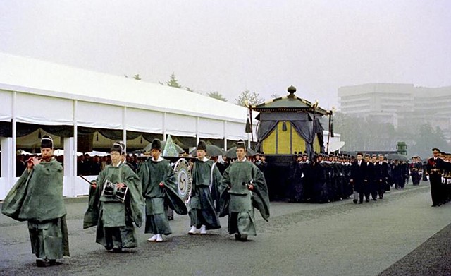 裕仁天皇死了之后日本人如何看待,日本裕仁天皇葬礼中国参加了吗