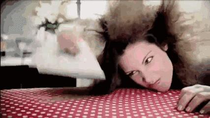 头发半截断是怎么回事,头顶头发断了怎么回事