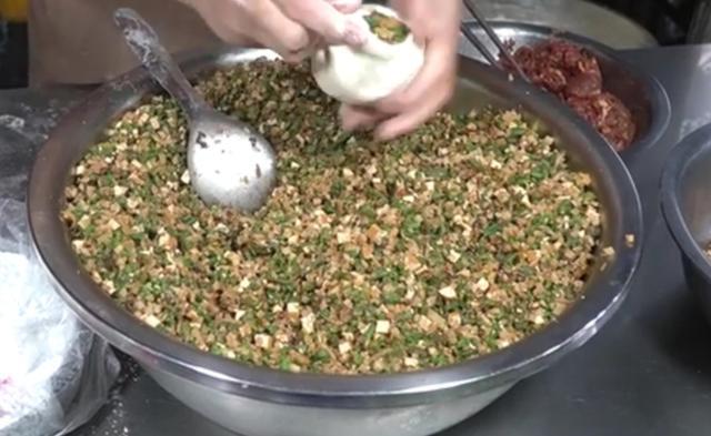 卖粑小哥,合肥小哥靠倒卖致富